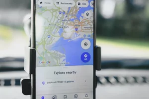 telefon w uchwycie wyświetlający may google