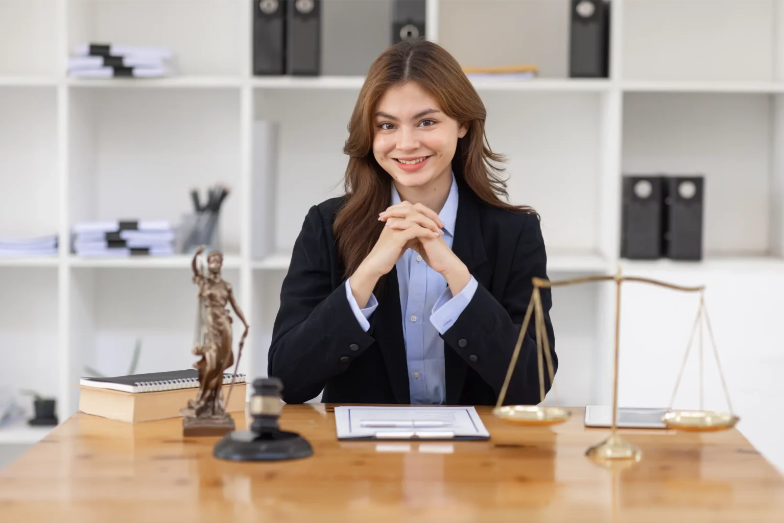kobieta prawnik siedząca przy biurku