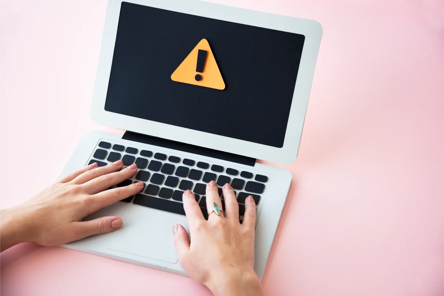 wykrzyknik na komputerze symbolizujący jak ważna jest aktualizacja wordpress