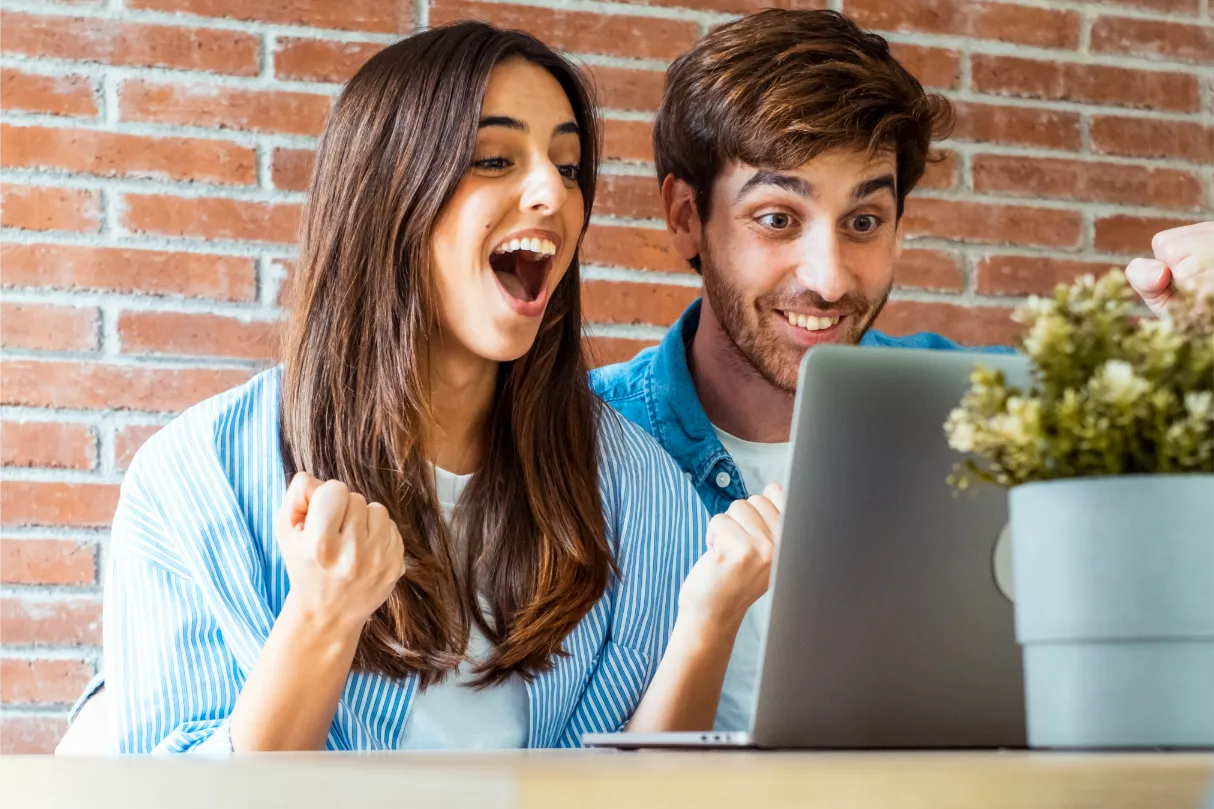 Enjoy Ads Studio zadowolona para spogląda na komputer ze stroną internetową