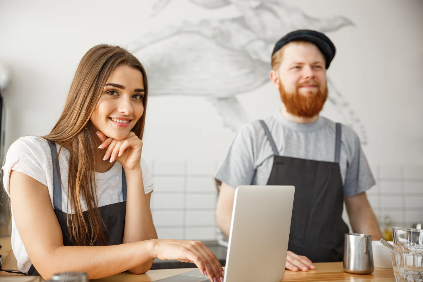 Enjoy Ads Studio dwójka baristów myśli jak powinna wyglądać ich strona internetowa dla małej firmy