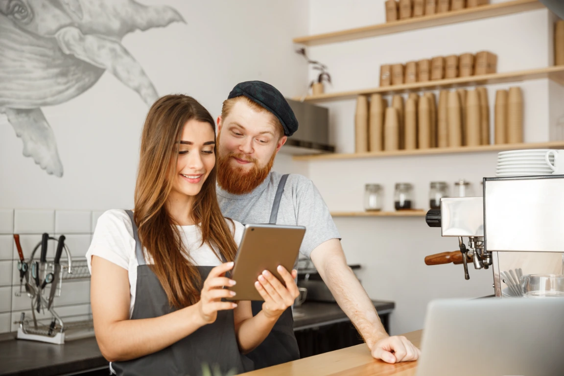 Enjoy Ads Studio dwójka przedsiębiorców patrzy się w ekran tabletu