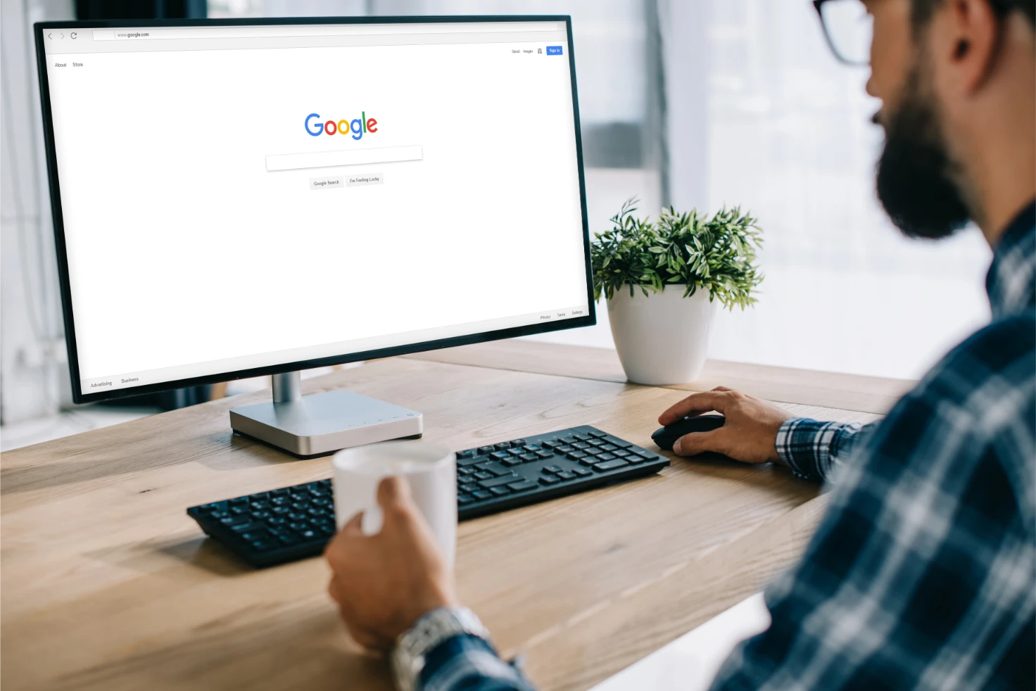 Enjoy Ads Studio pozycjonowanie strony w google wykonywane przez mężczyznę w oklularach