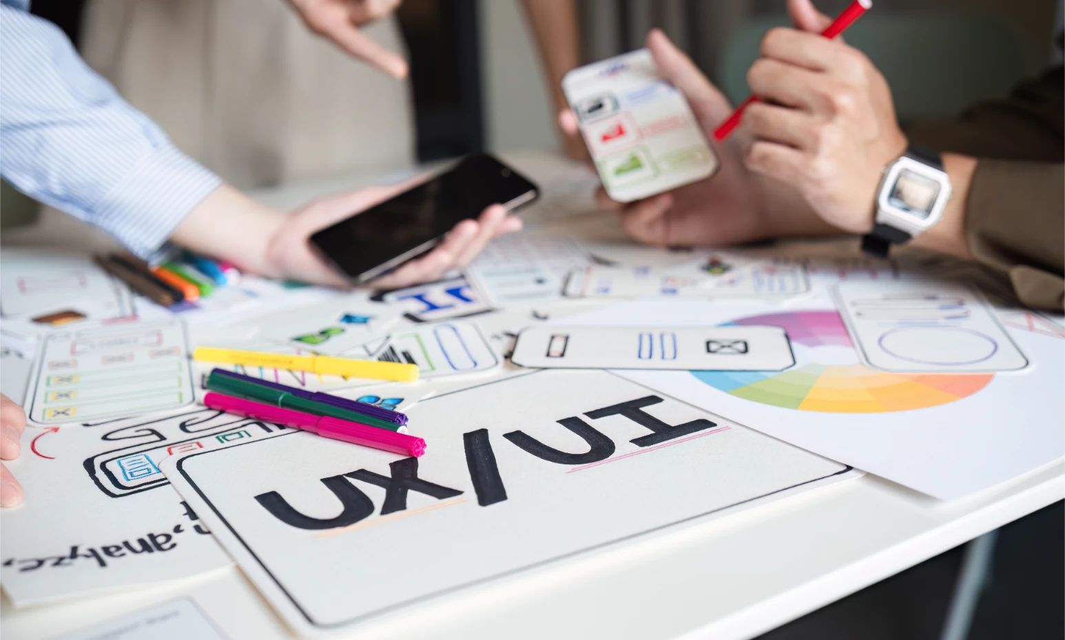 Enjoy Ads Studio ręce ludzi i napis na kartce ux i ui