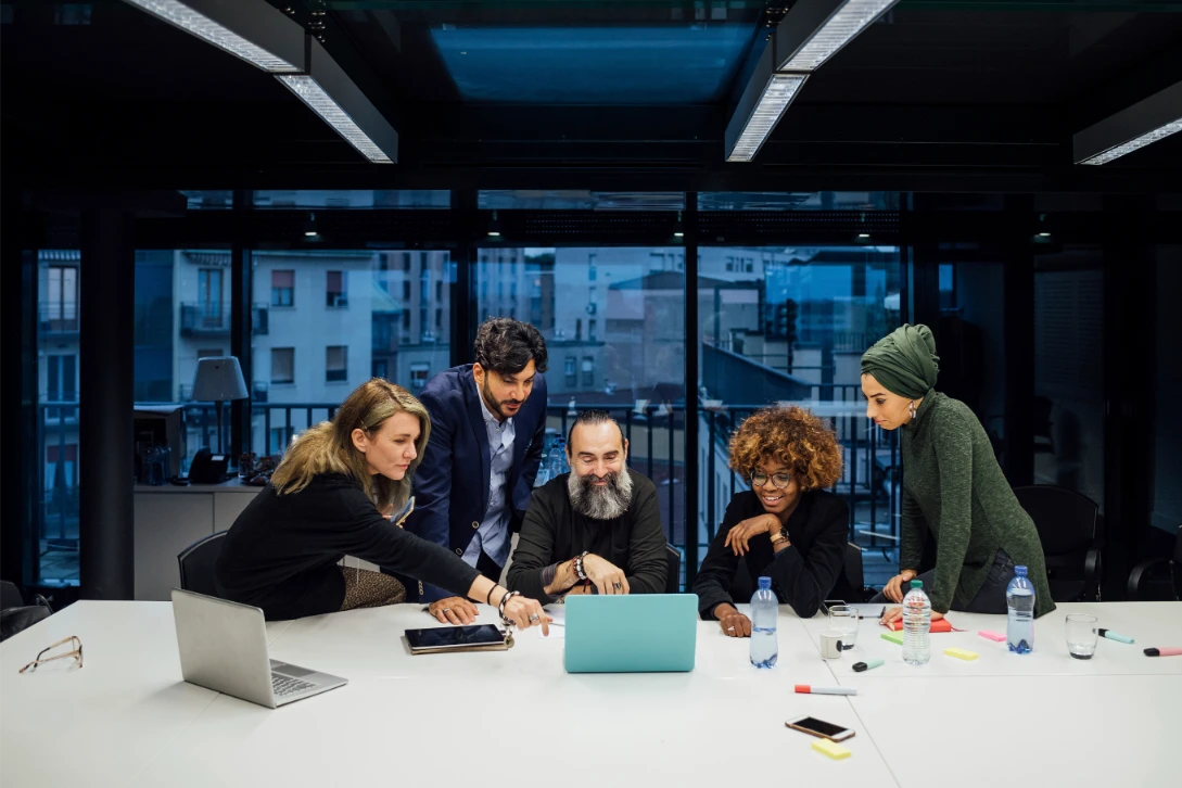 Enjoy Ads Studio zespół agencji interaktywnej przy komputerze